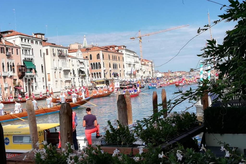 Grand Canal Next To Guggenheim Венеція Екстер'єр фото