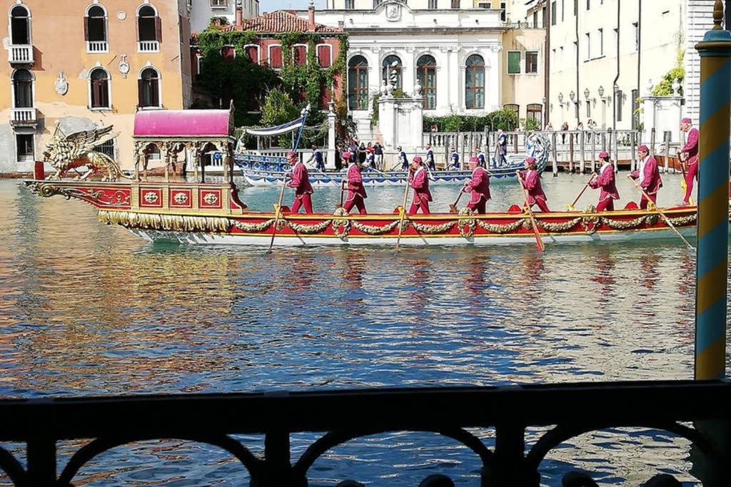 Grand Canal Next To Guggenheim Венеція Екстер'єр фото